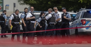 Al menos 6 muertos y 24 heridos por tiroteo en un desfile del 4 de julio cerca de Chicago, identifican al agresor 