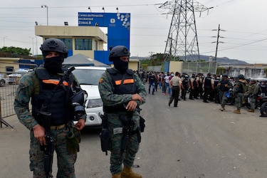 Presos disparan contra policías en una cárcel de Ecuador tras motín que dejó 118 muertos