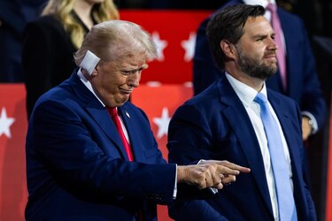 Trump reaparece con la oreja vendada ante los republicanos en Milwaukee