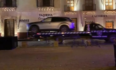 Hallan vehículo con 10 cadáveres fuera de sede de gobierno local en norte de México