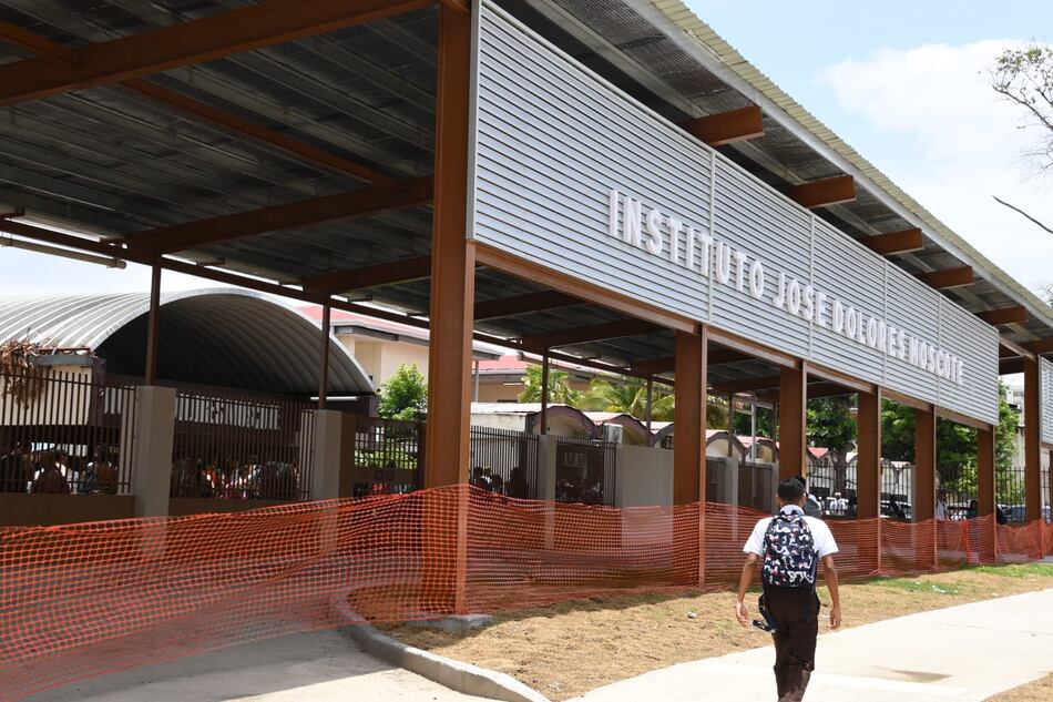 Padres del Colegio José Dolores Moscote reclaman falta de atención a estudiantes