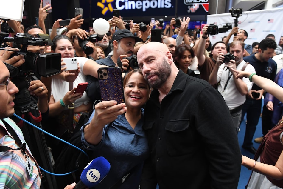Decenas de fans reciben a John Travolta en Panamá: ‘¡John, John!’