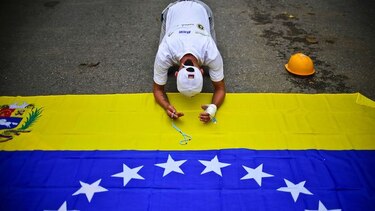 Gobierno y oposición miden fuerzas con marchas en Caracas