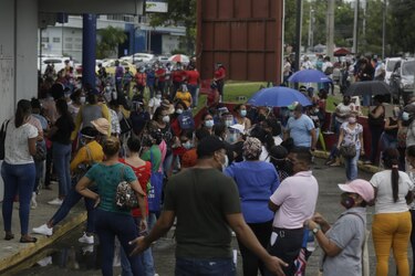Cientos de acudientes hacen largas filas para retirar la tarjeta de becas de concurso y universal; Ifarhu pide evitar aglomeración