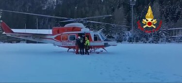 Evacúan a un centenar de personas atrapadas en un teleférico de los Alpes italianos