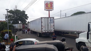 ‘Estamos aquí a lo que Dios quiera’, dicen camioneros panameños atrapados en Nicaragua