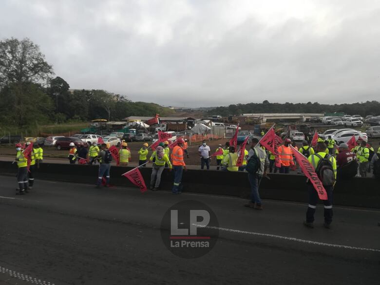 Obreros protestan contra el alto costo de la canasta básica 