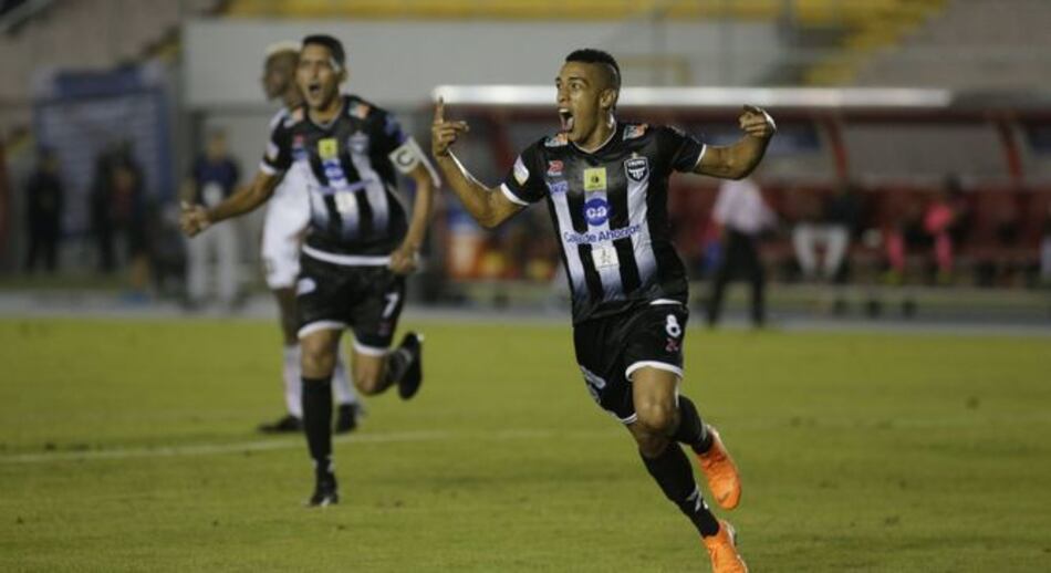 Tauro también parte por delante