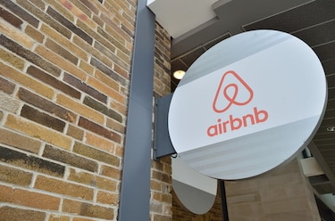 Airbnb restringe alquileres a jóvenes en España, Reino Unido y Francia para limitar fiestas