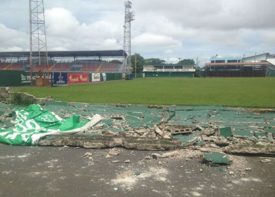 Se desploma parte de un muro del estadio Justino Salinas