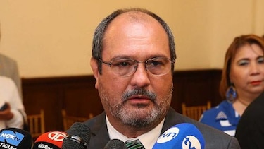 Girón dice que el foro mundial sí se celebrará, mientras que Humbert demanda la nulidad del contrato