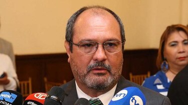 Girón dice que el foro mundial sí se celebrará, mientras que Humbert demanda la nulidad del contrato