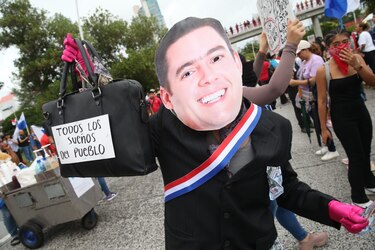 ‘¡Esta patria no se vende, esta patria se defiende!’, gritan miles en la marcha; policía lanza gas lacrimógeno y perdigones