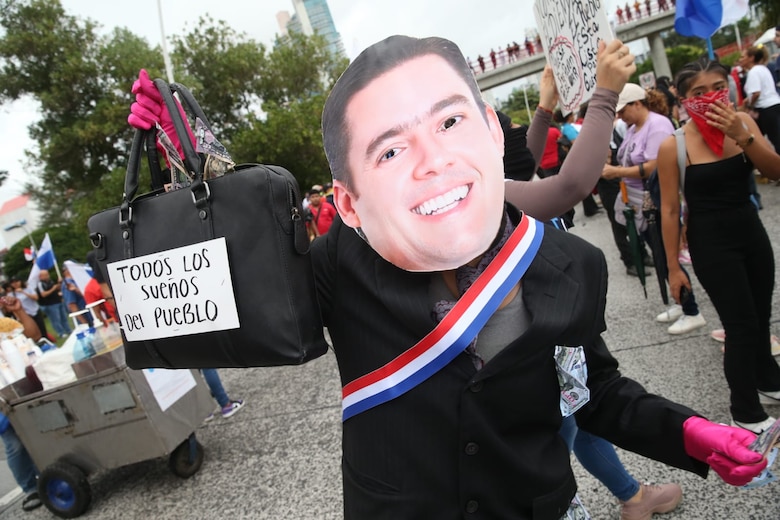 ‘¡Esta patria no se vende, esta patria se defiende!’, gritan miles en la marcha; policía lanza gas lacrimógeno y perdigones