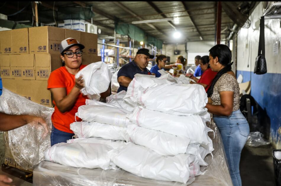 Fila desbordada en Pan de Azúcar para la compra de canastas navideñas: caos y expectativa