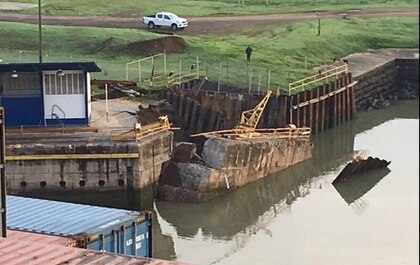 Continúan trabajos para reparar muro en esclusas de Miraflores