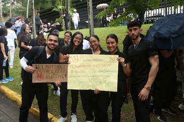 Médicos que se quedaron sin plaza  para su internado se reúnen con las autoridades