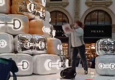 Activistas climáticos arrojan pintura naranja al árbol de Navidad de Gucci en Milán