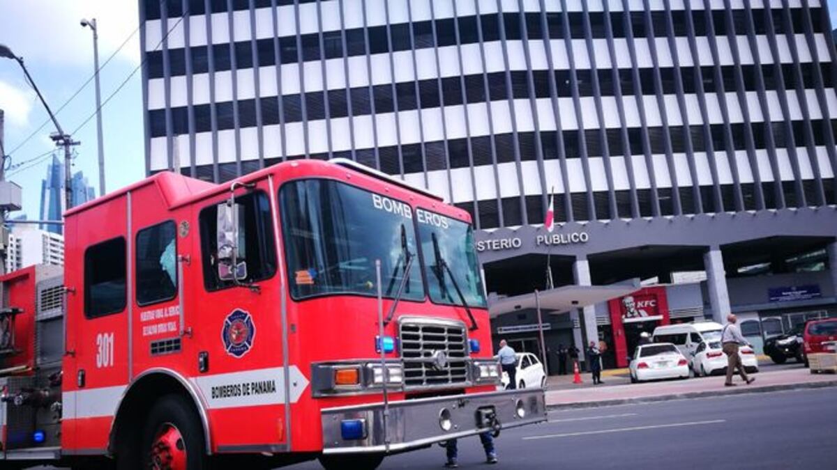 Bomberos llegaron al edificio Avesa, sede del Ministerio Público.
