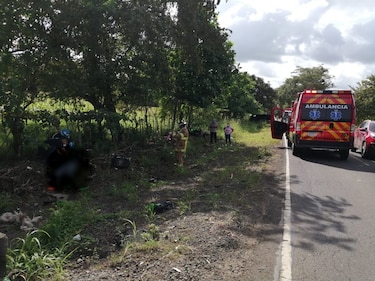 Joven pierde la vida tras colisionar en su moto de carrera con un árbol en Sabana Grande, Los Santos