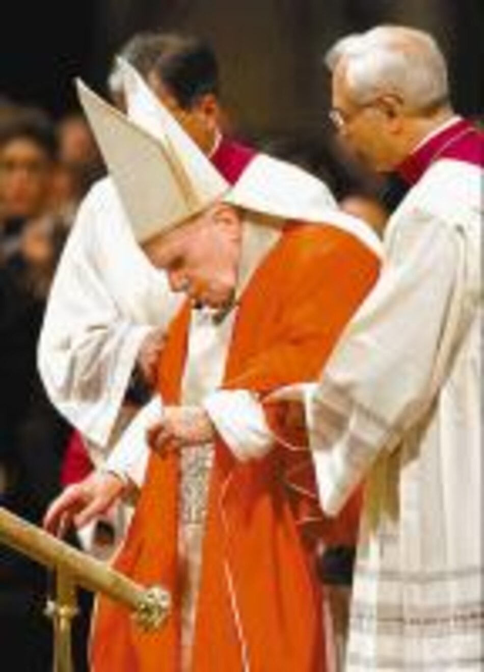 Juan Pablo II tomó la cruz en la última estación del Vía Crucis