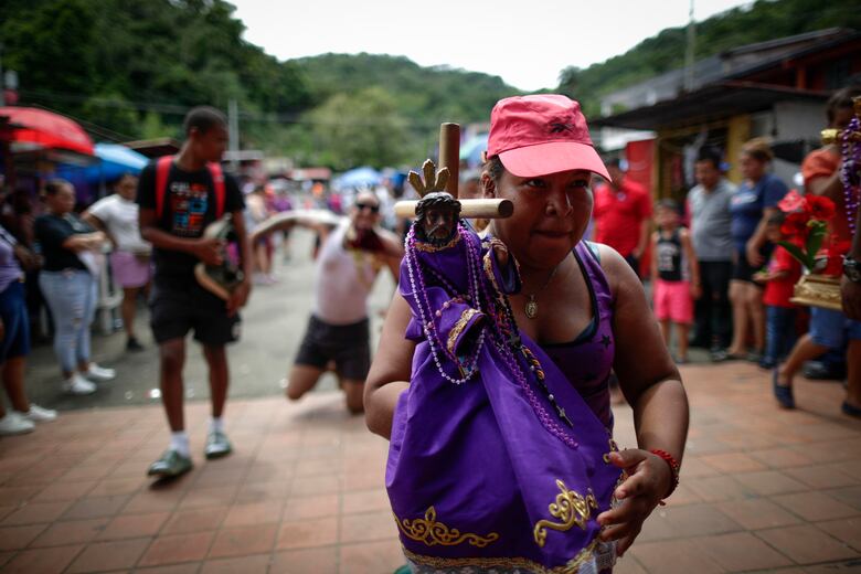 ‘¿Quién vive? ¡El Naza!’, gritan los penitentes y devotos del Cristo Negro en Panamá