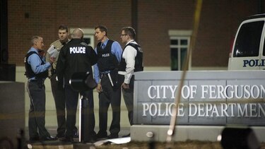 Dos policías gravemente heridos de bala en Ferguson durante protesta
