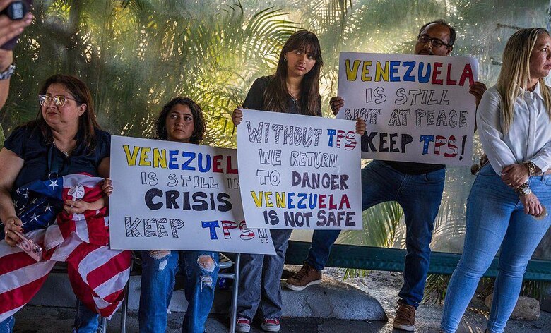 ‘Mi familia está allá, no puedo decir nada’: el miedo de los venezolanos en Miami a opinar sobre la amenaza militar de Trump contra su país