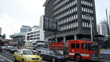 Bomberos atienden un cortocircuito en el edificio Avesa