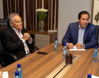 Reaparece excanciller Lewis Navarro junto a Martín Torrijos