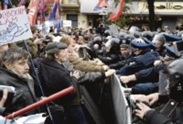 Nacionalistas, izquierdistas y comunistas marcha en Kiev
