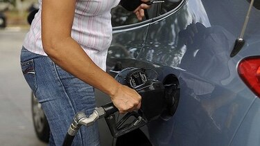 Este viernes bajan los precios de los combustibles