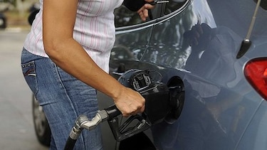 Este viernes bajan los precios de los combustibles