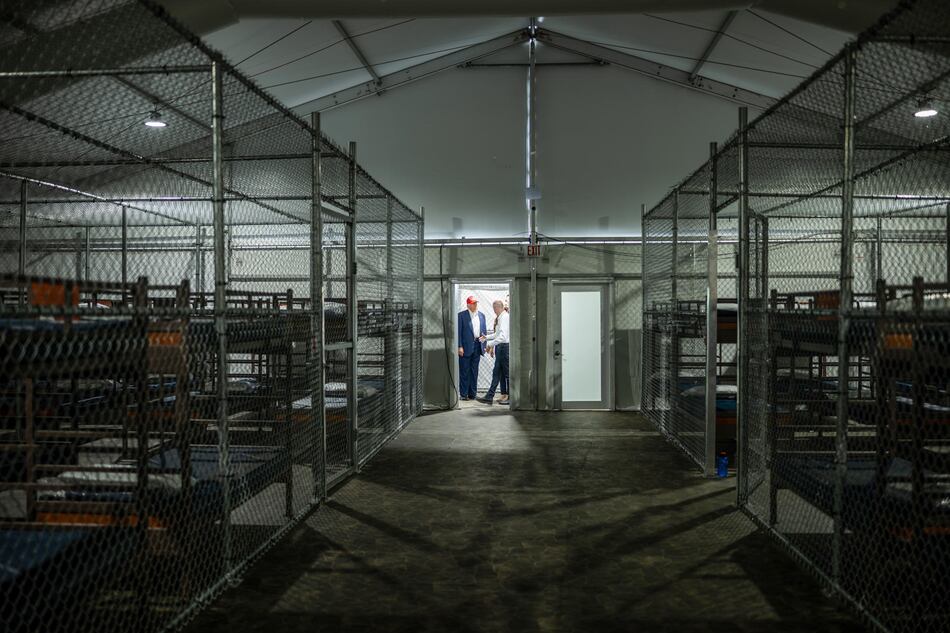 Jueza frena la construcción del centro migratorio Alligator Alcatraz por demanda ambiental