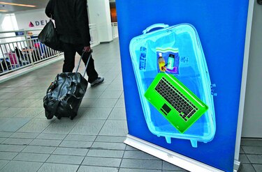 Veto de llevar ‘laptops’ y tabletas en vuelos de países árabes entra en vigencia