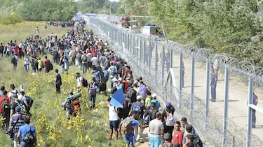 Hungría desplegará tropas para frenar migrantes en frontera