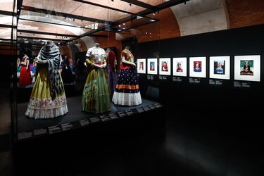 Museo de la Moda de París celebra a Frida Kahlo