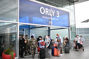 La Unión Europea levanta la obligación de usar mascarillas en aviones y aeropuertos a partir del lunes
