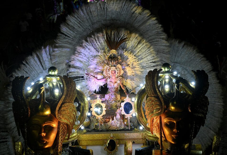 Reinas del carnaval 2023 desfilan en la cinta costera