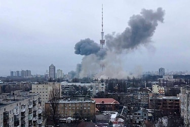 Reportan al menos cinco muertos tras ataque ruso contra la torre de televisión de Kiev