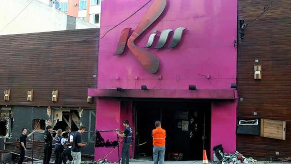 Condenan a dos bomberos por el incendio que dejó 242 muertos en Brasil