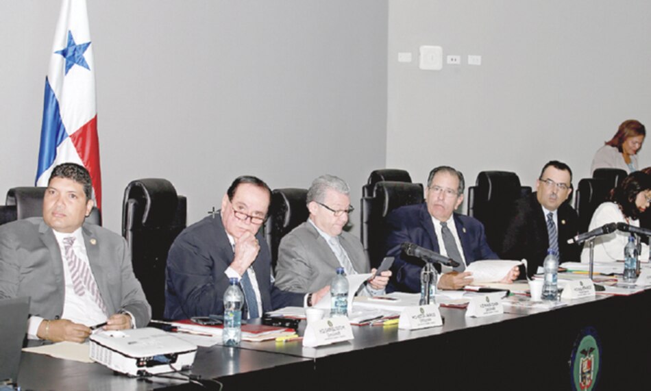 Política bloquea debate legislativo sobre ley de contrataciones públicas