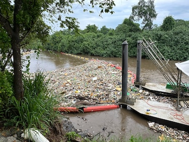 El río Abajo estrena barrera flotante para frenar contaminación plástica rumbo al mar