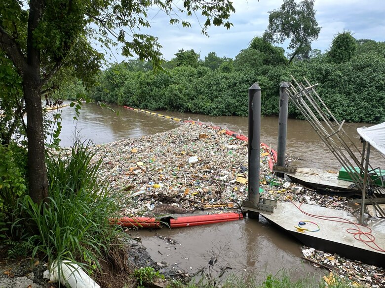 El río Abajo estrena barrera flotante para frenar contaminación plástica rumbo al mar