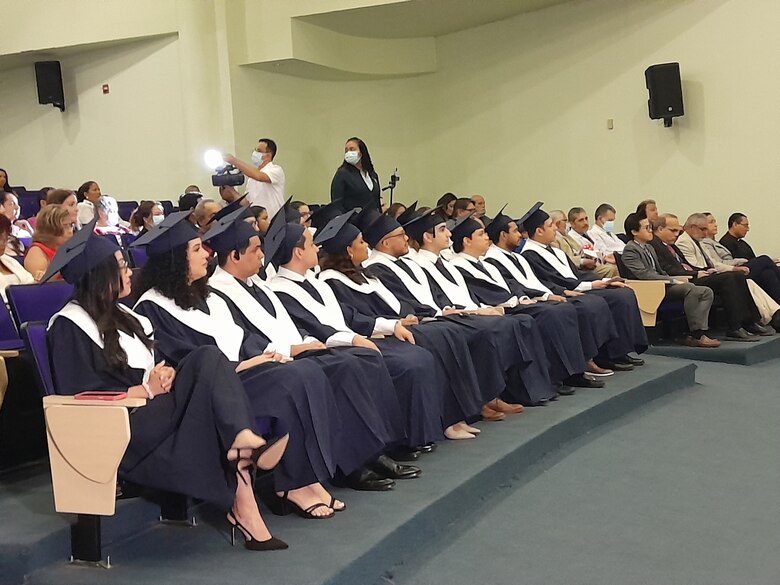 Médicos especialistas recién graduados serán convocados para áreas del interior del país