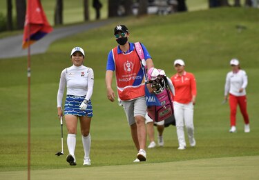 Silencio y distanciamiento en la reanudación del golf en Corea del Sur