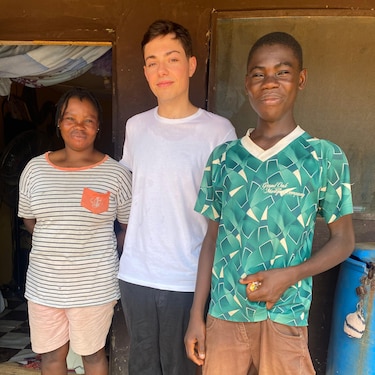 Qué descubrí cuando viajé de España a Nigeria para enfrentar al estafador que sedujo a mi madre
