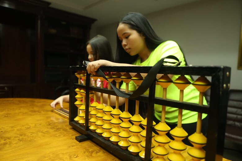 Calculadoras humanas: niños panameños compiten en España