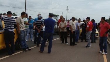 Taxistas cierran la vía Interamericana