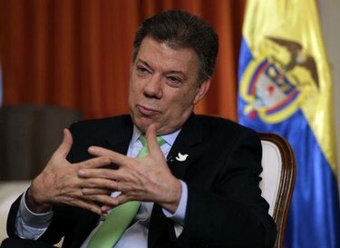 Santos considera 'irracional' oponerse a proceso de paz, en alusión a Uribe